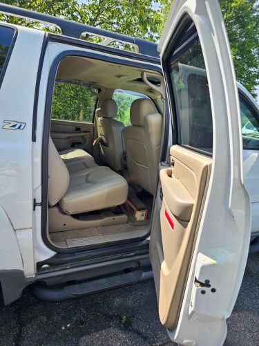 2004 Chevrolet Suburban Z71 4x4 – Reliable Full-Size SUV