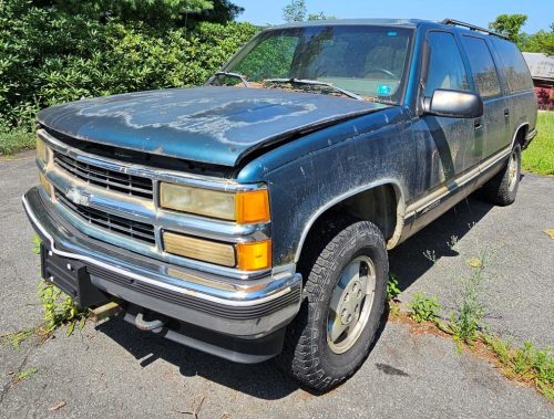 2004 Chevrolet Suburban 1500 LT 4WD – Full-Size V8 SUV with Third-Row Seating & Tow Package