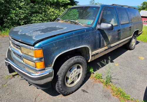 2004 Chevrolet Suburban 1500 LT 4WD – Full-Size V8 SUV with Third-Row Seating & Tow Package