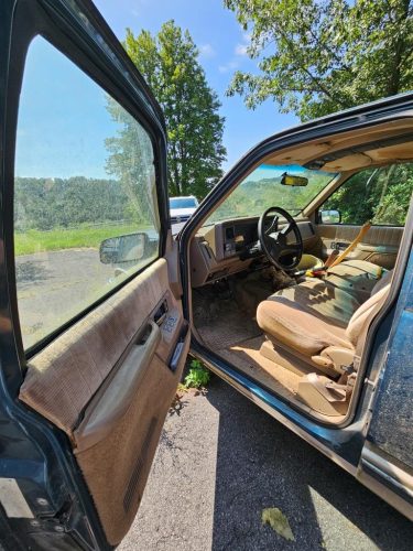 2004 Chevrolet Suburban 1500 LT 4WD – Full-Size V8 SUV with Third-Row Seating & Tow Package