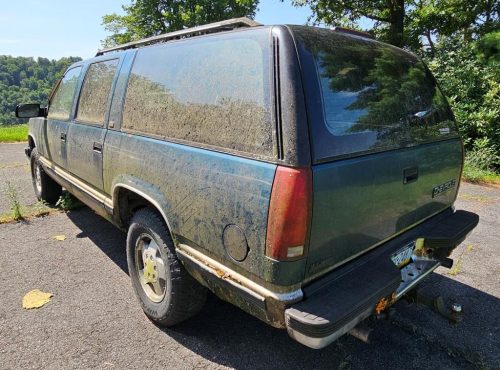 2004 Chevrolet Suburban 1500 LT 4WD – Full-Size V8 SUV with Third-Row Seating & Tow Package