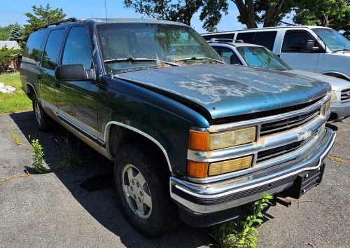 2004 Chevrolet Suburban 1500 LT 4WD – Full-Size V8 SUV with Third-Row Seating & Tow Package